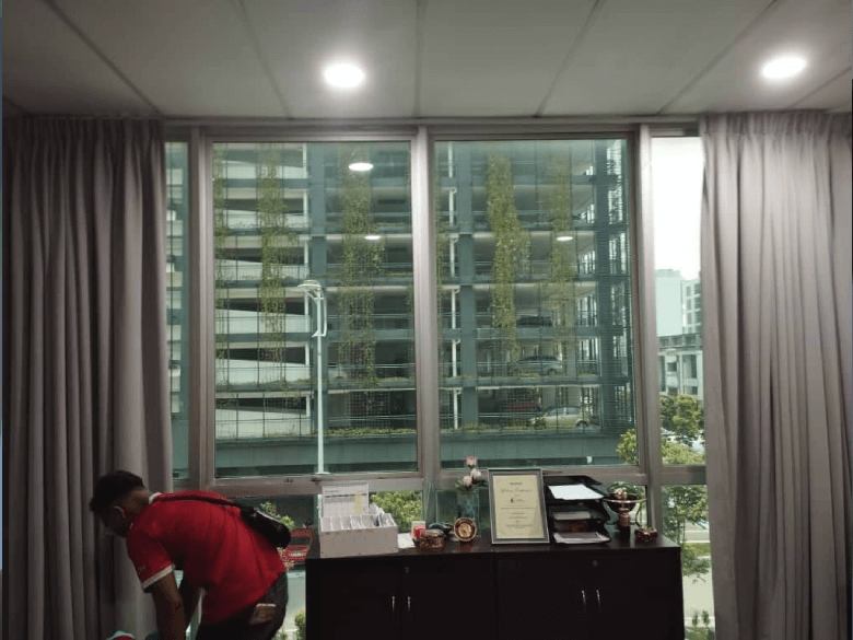 THE BEST QUALITY TINTED WINDOW FILM SILIAU