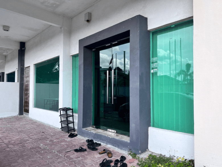 THE BEST QUALITY TINTED OFFICE